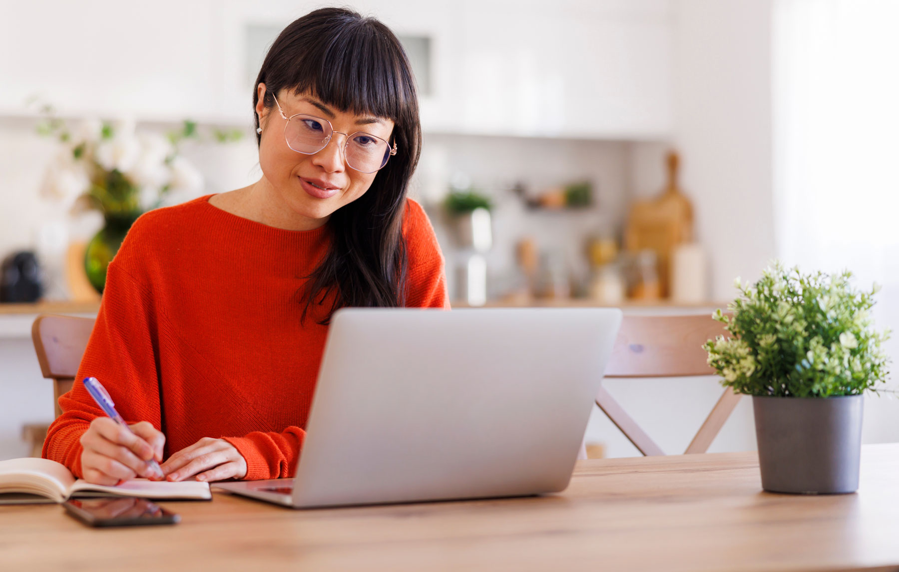 لیپ ٹاپ پر کام کرنے والی عورت