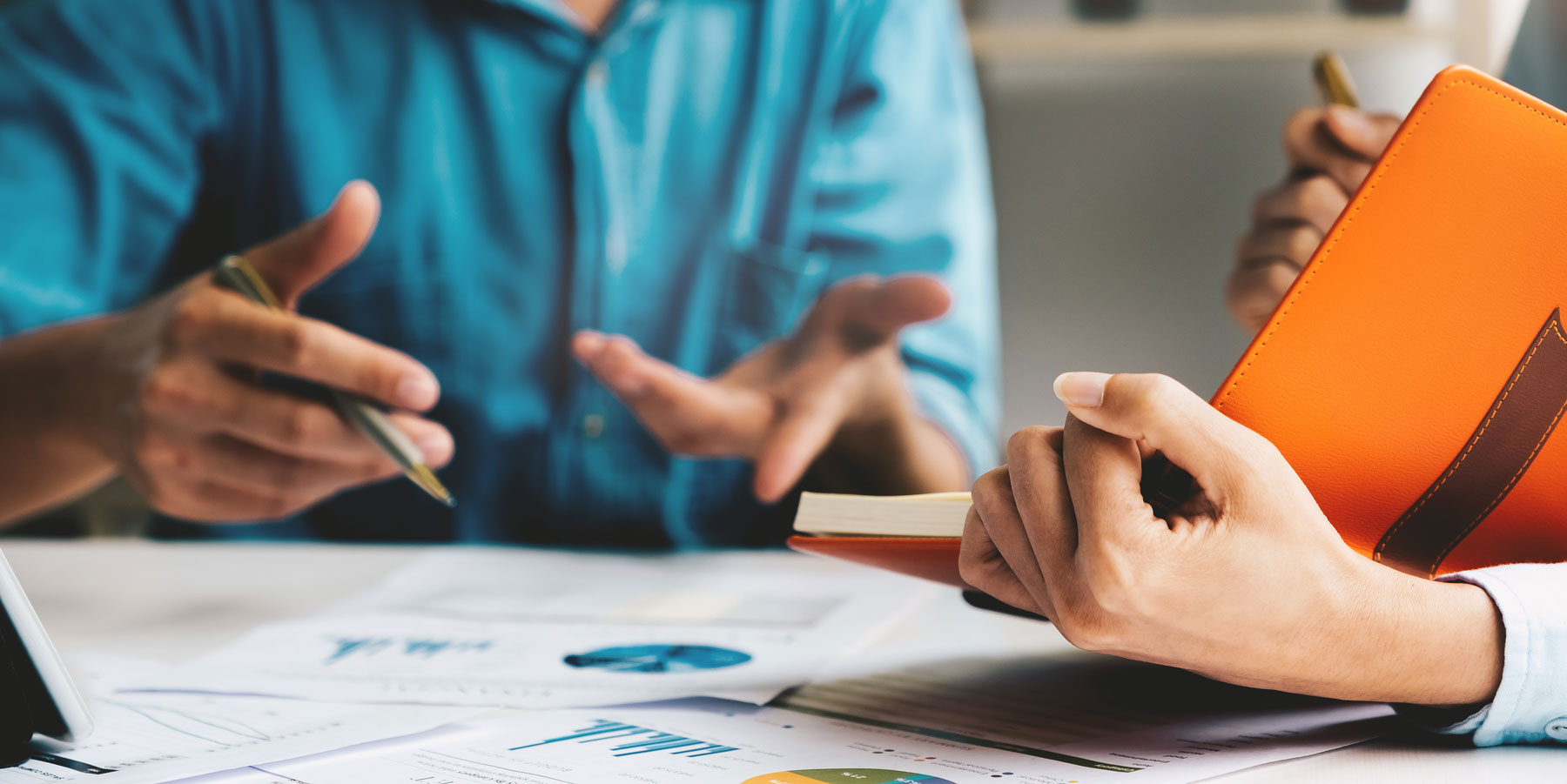 لوگ چارٹس کو دیکھ رہے ہیں۔