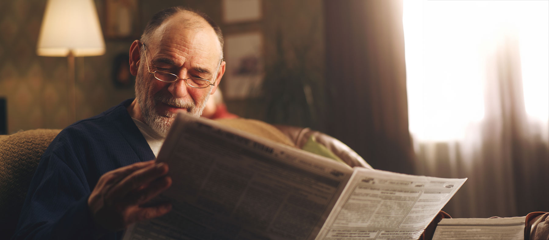 اخبار پڑھنے والا آدمی