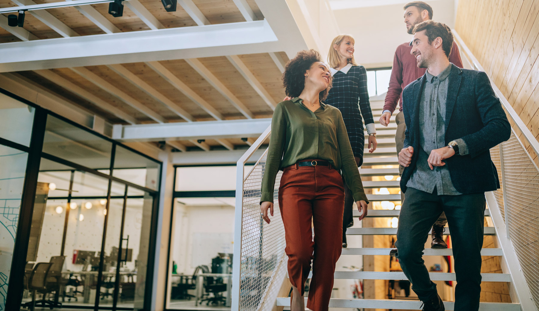 سیڑھیاں اترتے ہوئے لوگ