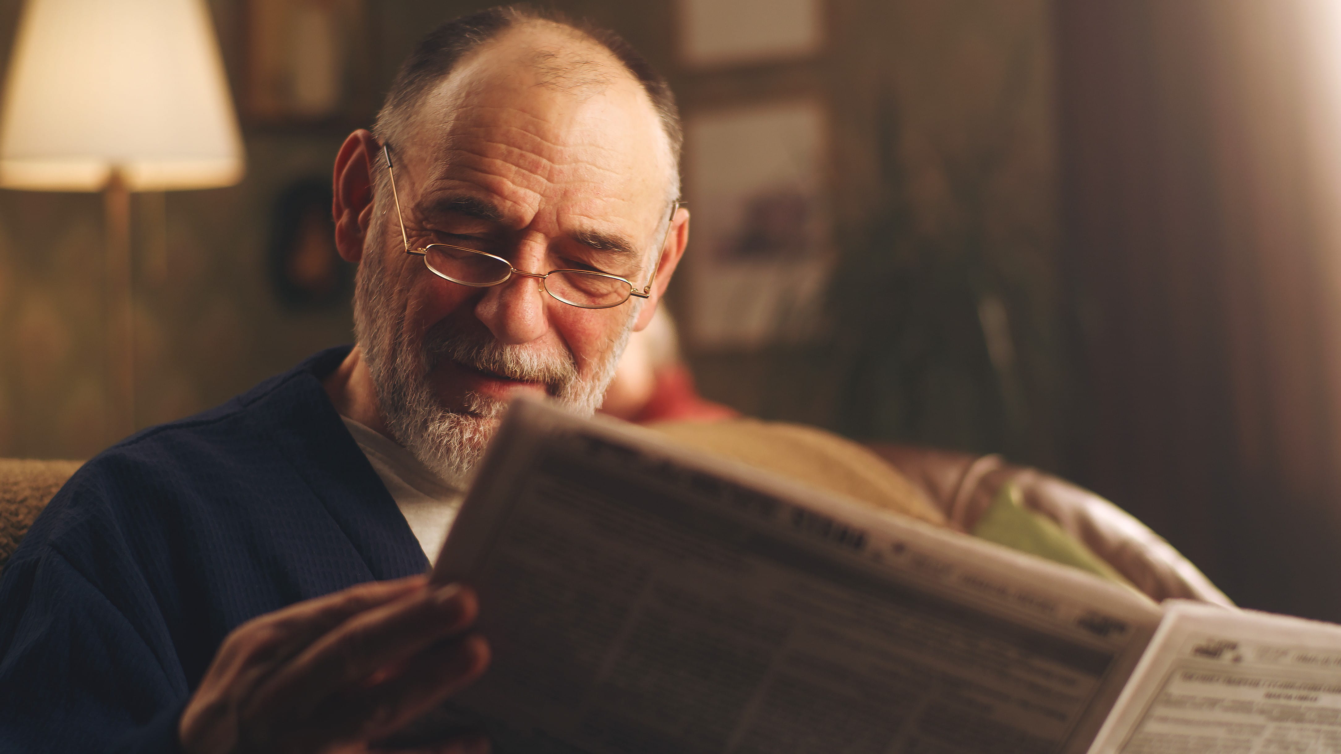 اخبار پڑھنے والا آدمی